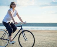 Femme à vélo